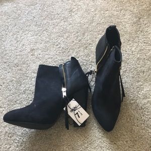 Black Heel Boots w/ Zipper on Both Sides 🌵